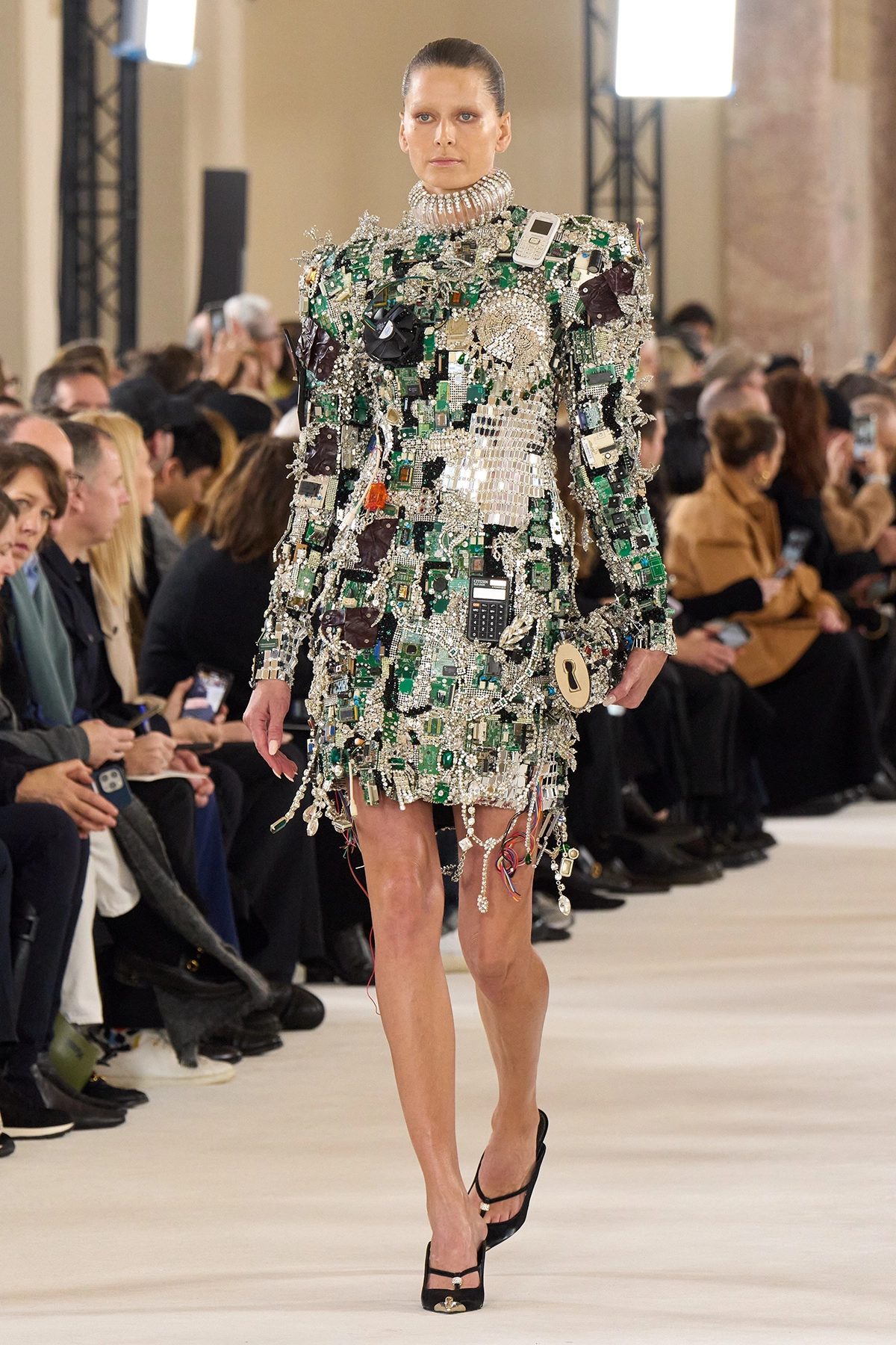 Paris: Schiaparelli abre semana de alta-costura primavera/verão com looks  polêmicos