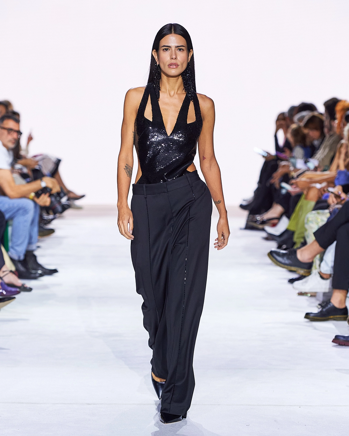 Reinaldo Lourenço comemora 40 anos de marca com desfile couture