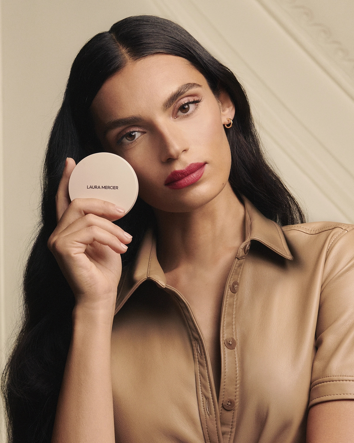 Laura Mercier traz ao Brasil pós solto e compacto Ultra Blur
