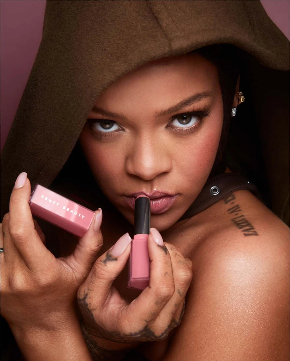 Fenty Beauty lança Gloss Bomb Stix e Lápis labial