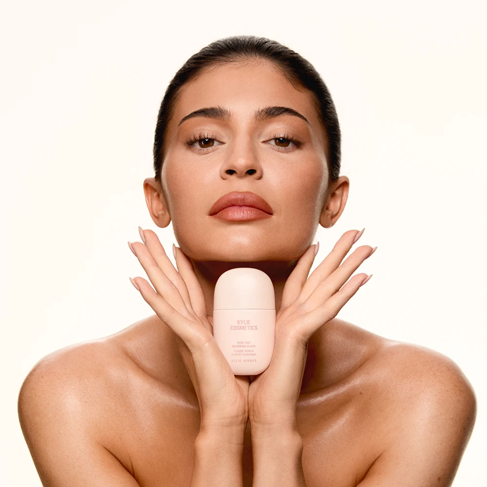 Nova base líquida Skin Tint Blurring Elixir de Kylie Cosmetics