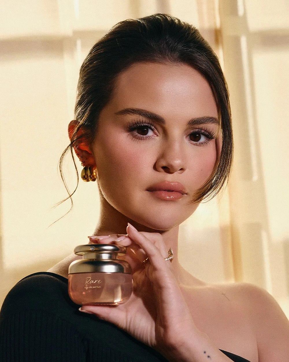 Rare Beauty lança sua primeira fragrância — e ela chega ao Brasil em setembro