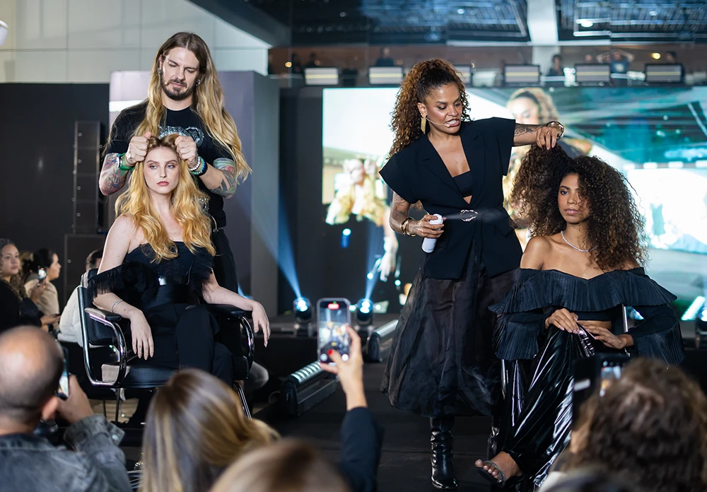 L’Oréal Professionnel revela tendências de cor para 2026 no “Color Inspiration”
